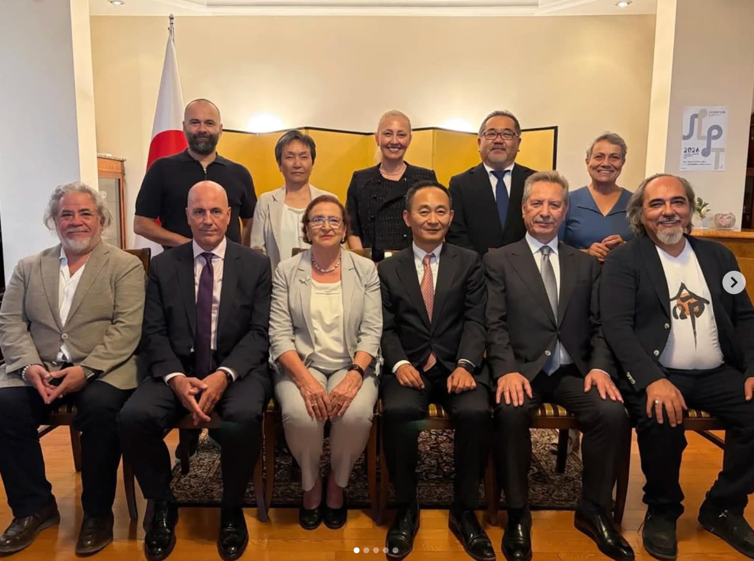 A group photograph from a Japanese Art Association event.